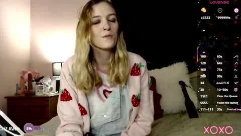 Snapshot of xelliee_rosex chatting on September 19, 8:45 pm EllieeRose online show from September 19, 8:45 pm