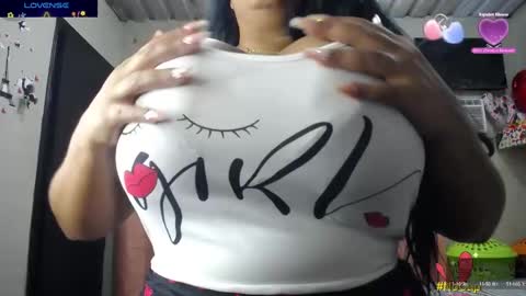Snapshot of yasmin_bigtits chatting on February 26, 9:44 am Yasmin online show from February 26, 9:44 am