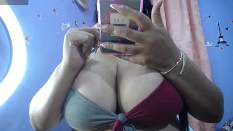 Snapshot of yasmin_bigtits chatting on January 17, 11:06 am Yasmin online show from January 17, 11:06 am