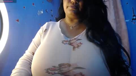 Snapshot of yasmin_bigtits chatting on January 19, 10:49 pm Yasmin online show from January 19, 10:49 pm