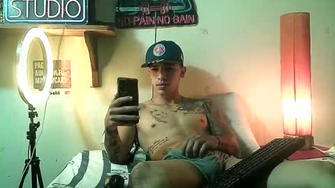 yeisoncastellanos1999 online show from May 6, 6:47 pm