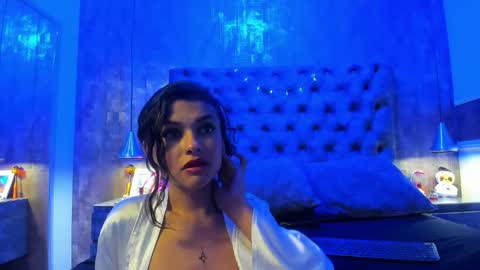 yiyisandoval online show from November 9, 10:01 pm