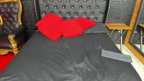 yiyisandoval online show from October 7, 2:13 pm