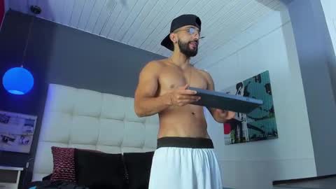 Yiyo online show from October 2, 9:35 pm