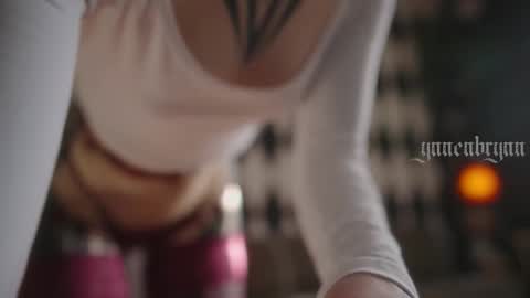 ynnenbrynn online show from October 14, 7:33 am