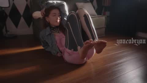 ynnenbrynn online show from October 18, 7:01 am