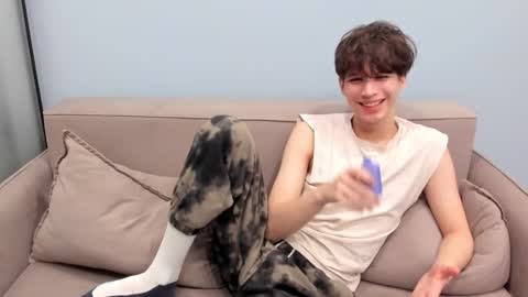 your_shy_guy online show from November 10, 7:11 am