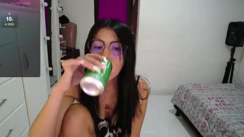 Snapshot of your_slutty_doll_ chatting on February 10, 4:52 am Danna online show from February 10, 4:52 am