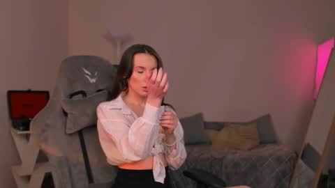 Chloe online show from March 6, 9:20 pm