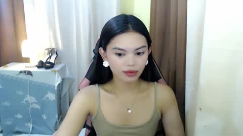 Snapshot of yourlovelytranspinay chatting on February 5, 1:04 am your lovely Dina online show from February 5, 1:04 am