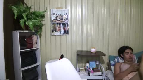 yoursubmissive_larah online show from May 13, 7:07 am