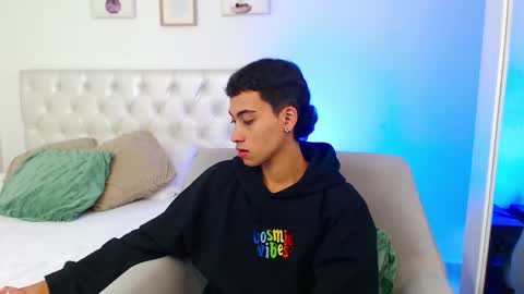 yulian_vasquez online show from February 24, 7:17 pm