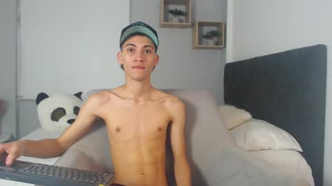Snapshot of yulian_vasquez chatting on March 5, 12:22 pm yulian_vasquez online show from March 5, 12:22 pm