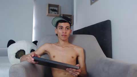 Snapshot of yulian_vasquez chatting on March 9, 3:16 pm yulian_vasquez online show from March 9, 3:16 pm