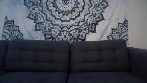 yurdreams_22 online show from March 13, 3:59 pm