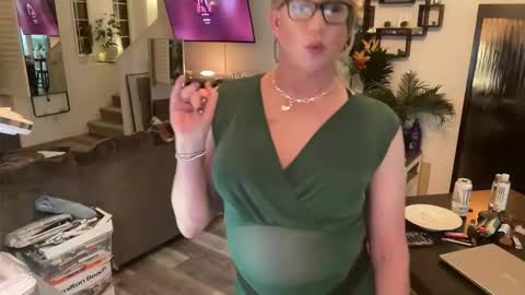 Yvonne online show from May 30, 6:23 am