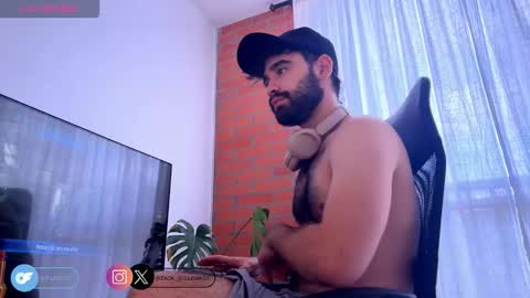 zack_sullivan22 online show from October 31, 3:01 pm