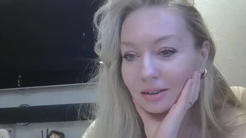 Snapshot of zarinaswift chatting on February 1, 4:35 am Zarina Swift online show from February 1, 4:35 am