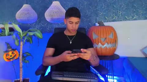 Snapshot of zayne_cross chatting on October 18, 5:44 am Zayn Cross online show from October 18, 5:44 am