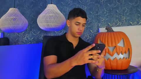 Snapshot of zayne_cross chatting on October 29, 5:42 am Zayn Cross online show from October 29, 5:42 am