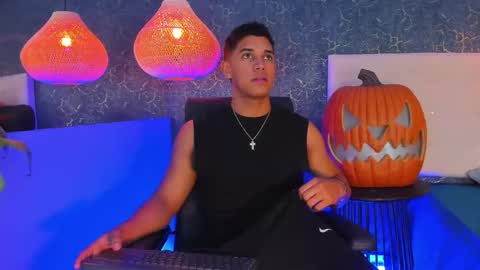 Snapshot of zayne_cross chatting on October 22, 5:43 am Zayn Cross online show from October 22, 5:43 am