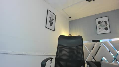 zoe_moreau online show from January 15, 8:17 pm