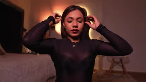 zoevidal_ online show from April 17, 12:07 pm