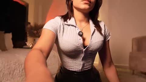 zoevidal_ online show from October 30, 12:17 pm