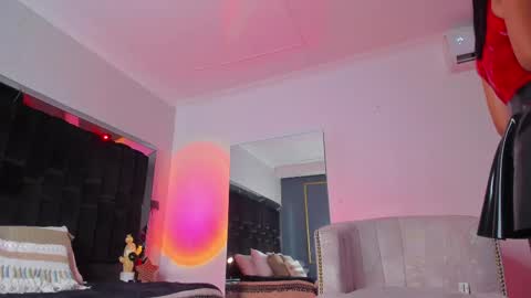 zoevidal_ online show from February 26, 3:10 pm