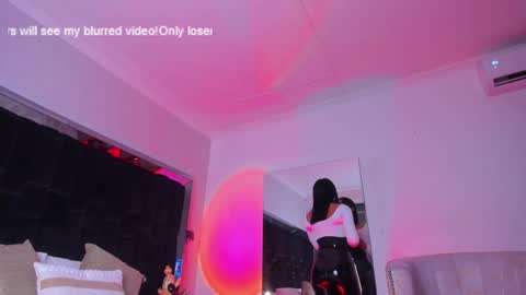 zoevidal_ online show from February 8, 2:38 pm