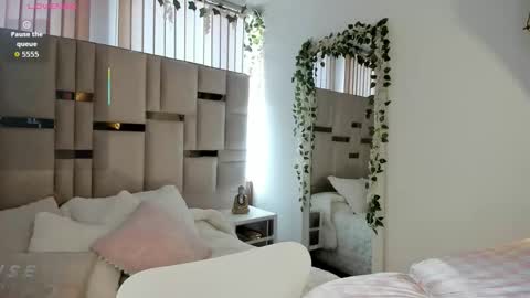 zoey thommpson online show from December 21, 2:34 pm